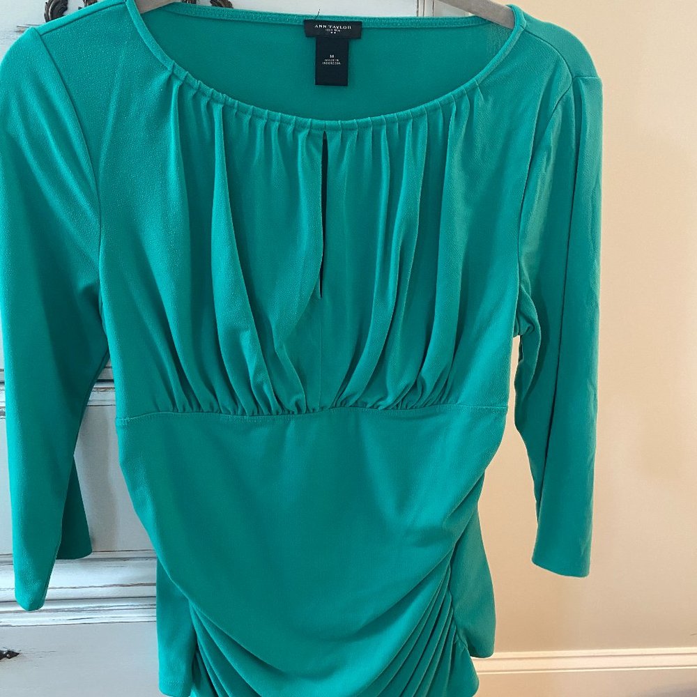 Anne Taylor Size Medium Green Side and neckline ruched blouse